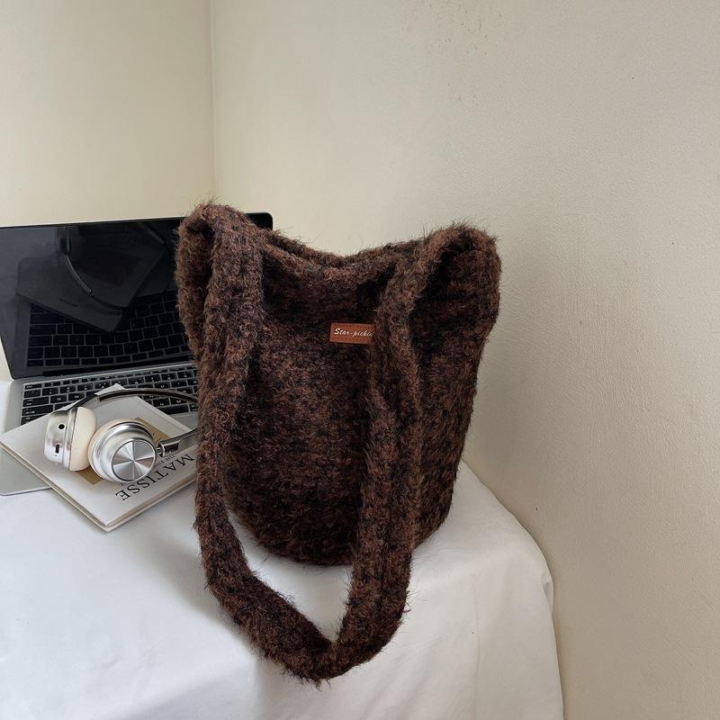 

2025 осень новый ретро стиль старые деньги ветер плюшевая большая вместимость сумка-ведро модная на одно плечо повседневная сумка-мессенджер женская