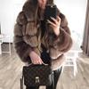 Cappotto da donna slim-fit di media lunghezza con cappuccio in ecopelliccia Autunno/Inverno 2025