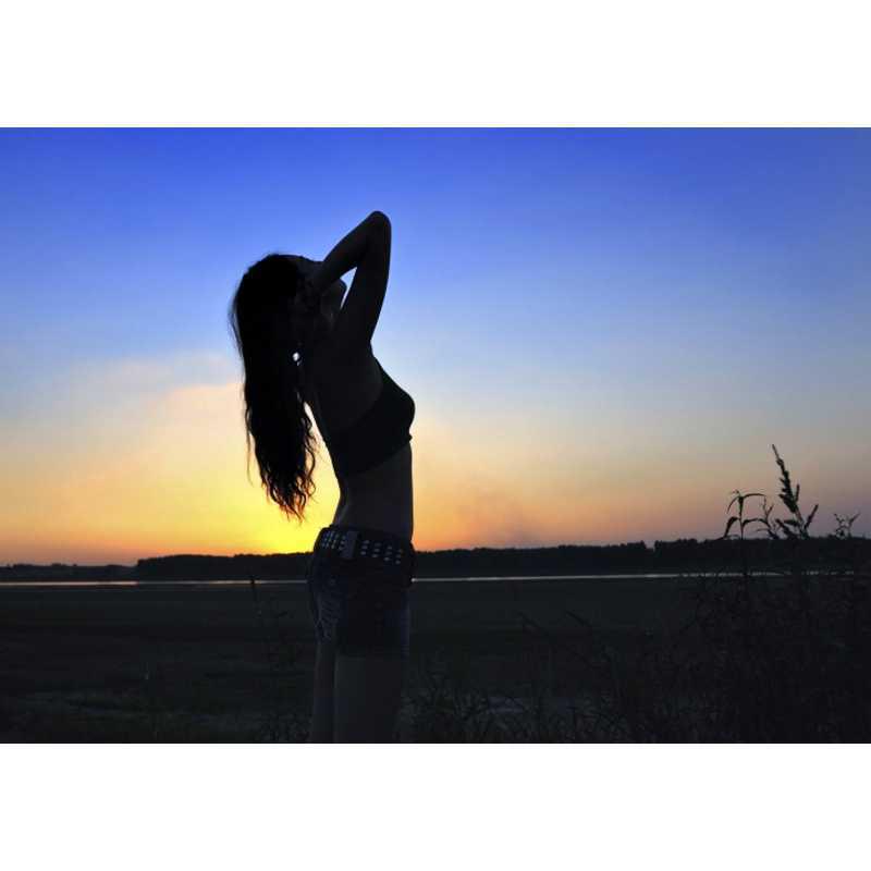 

Silhouette Portrait in Backlight Poster: Decorative Wall Art for Bedroom, Study, Bar Yellow Kraft Paper (No Glue) 30X42 cm
