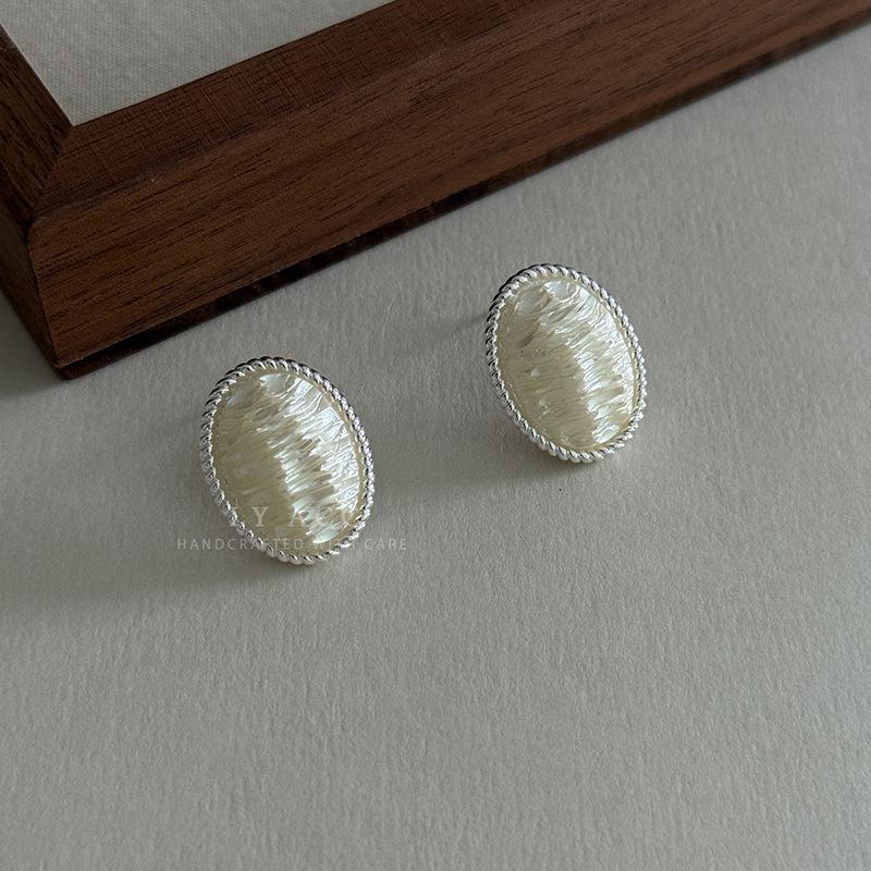 Retro French Gentle Stud Earrings Women's Simple High-end Sense Light Luxury Unique Temperament Daily Commuting Versatile Earrings