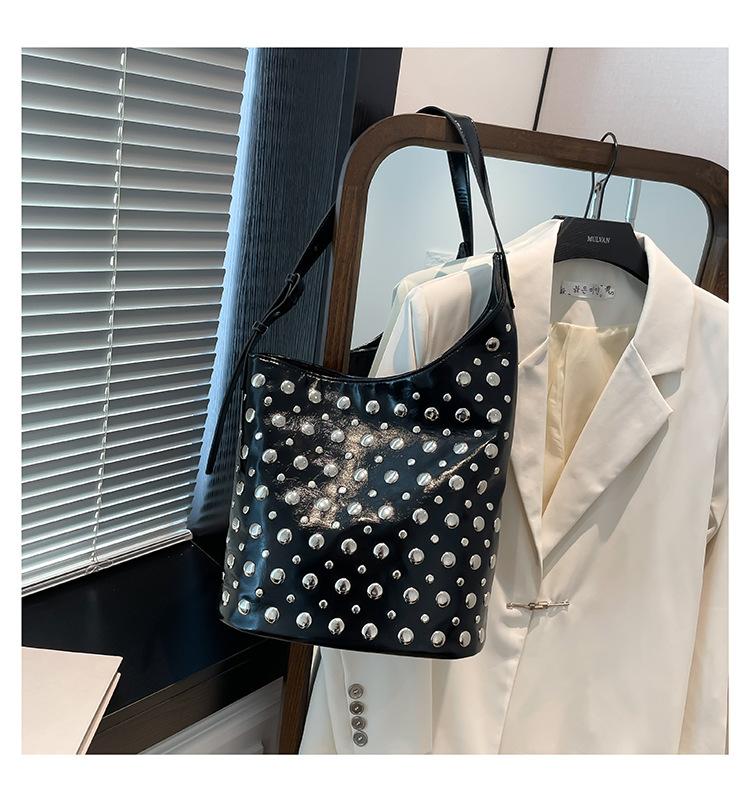 Bag women's large-capacity retro personality trendy cool polka dot rivet women's shoulder messenger bag