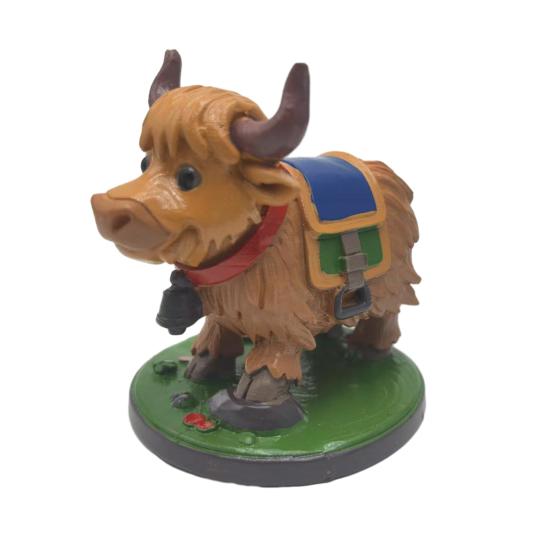 Highland Cow Figurine Resin Animal Ornament Hand-Painted Cute Small Cow Statue Table Centerpiece for Farmhouse Living Room Dining Table Decoration