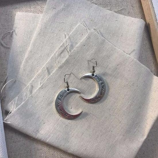 Trendy Retro Moon Pendant Earrings: Versatile and Fashionable Ear Hooks for Women