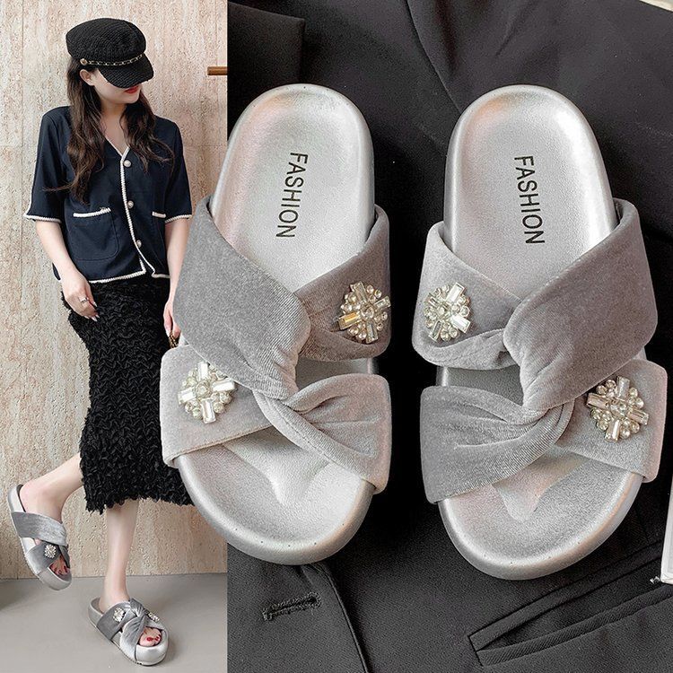 Cool slippers women's 2025 new fashion thick bottom Internet celebrities daily versatile soft bottom soft surface light rhinestone slippers