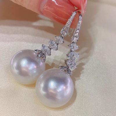 Huitan Boucles d'oreilles pendantes pour femmes en zircone cubique étincelante et imitation perle pour mariage 2022, nouvellement conçues, cadeau fantaisie