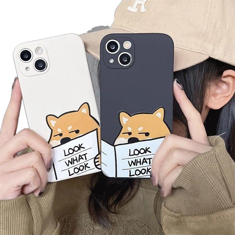 Reading the newspaper Shiba Inu is suitable for Apple 16promax mobile phone case 15plus couple 14pro anti-drop 13 all-inclusive 12 women x