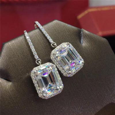 Huitan Boucles d'oreilles pendantes simples et élégantes pour femmes Pendentif géométrique en zircone cubique Couleur argent Bijoux tendance de haute qualité