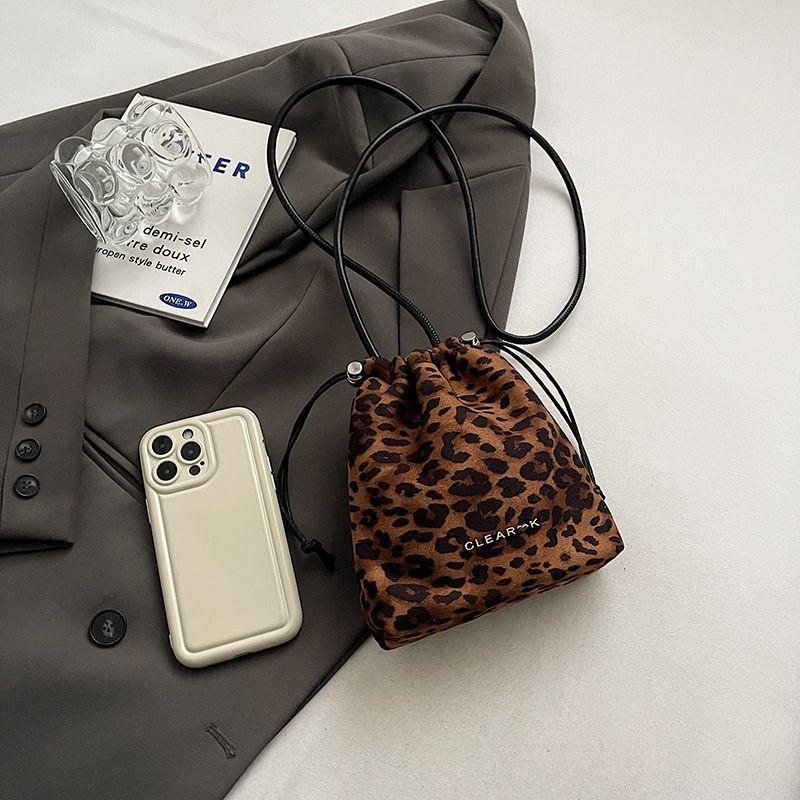 

Дизайн Повседневная Маленькая Сумка с Леопардовым Принтом Сумка для Мобильного Телефона Женская 2025 Новое Поступление Модная Мода Все-Сочетаемая Сумка Мессенджер Интернет-Знаменитости Leopard print