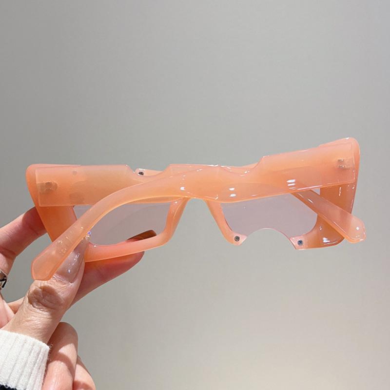 Heiß verkaufte Wind-Trend Sonnenbrille mit kleinem Rahmen und unregelmäßigem Nasensteg, die gleiche dünne Sonnenbrille wie bei Streetstyle-Aufnahmen