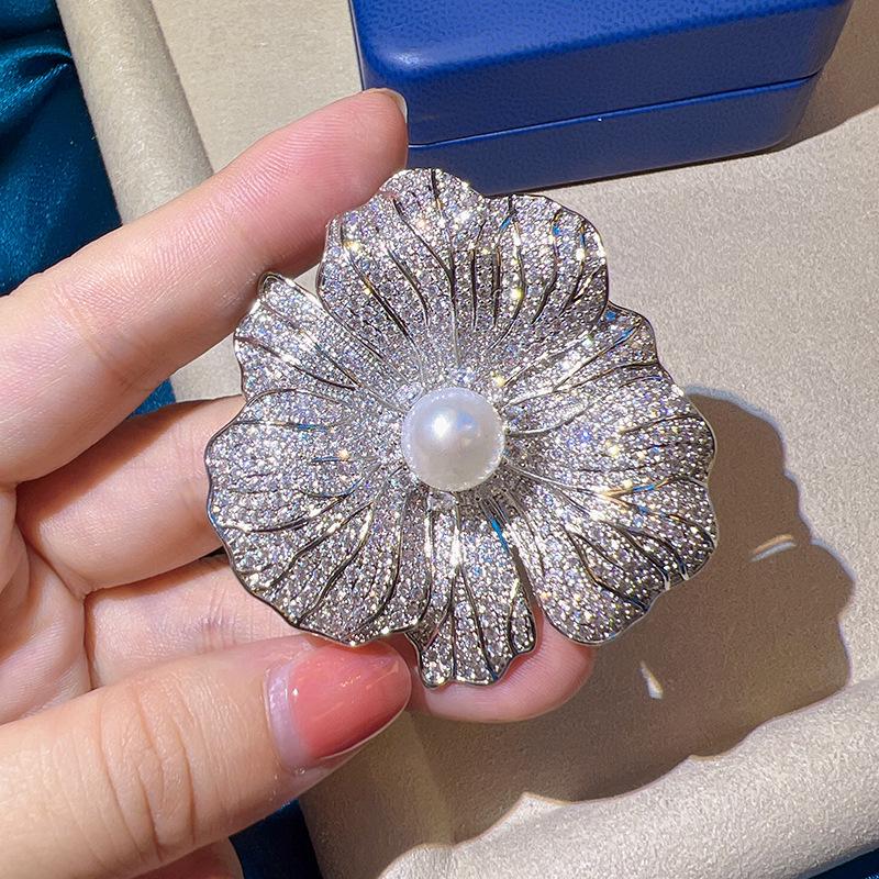 Роскошная брошь в виде листа лотоса с золотым покрытием, украшенная жемчугом и цирконами