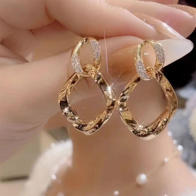 

Double Layered Interlocking Circle Micro Inlaid Earrings for Trendy Women, Exquisite and Niche Design, Versatile Earrings