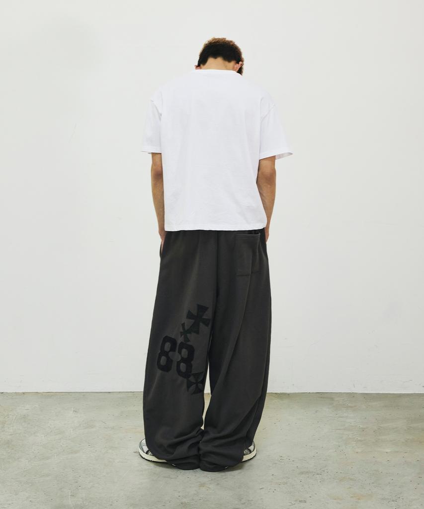 SCALLYWAG Summer 88 Crossbody Patch Sweatpants [Charcoal]