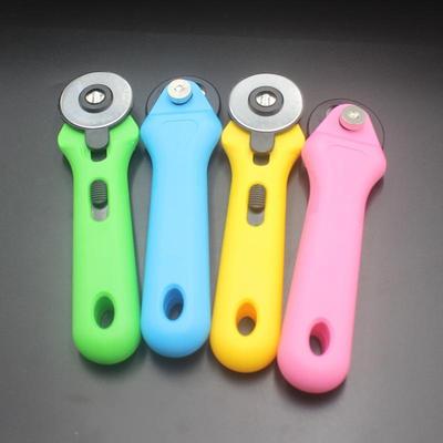 Couteau à molette pour le quilting 45 mm Couteau à découper le cuir 1 pièce Coupe rotative manuelle Manche en plastique Couteau à rouleau