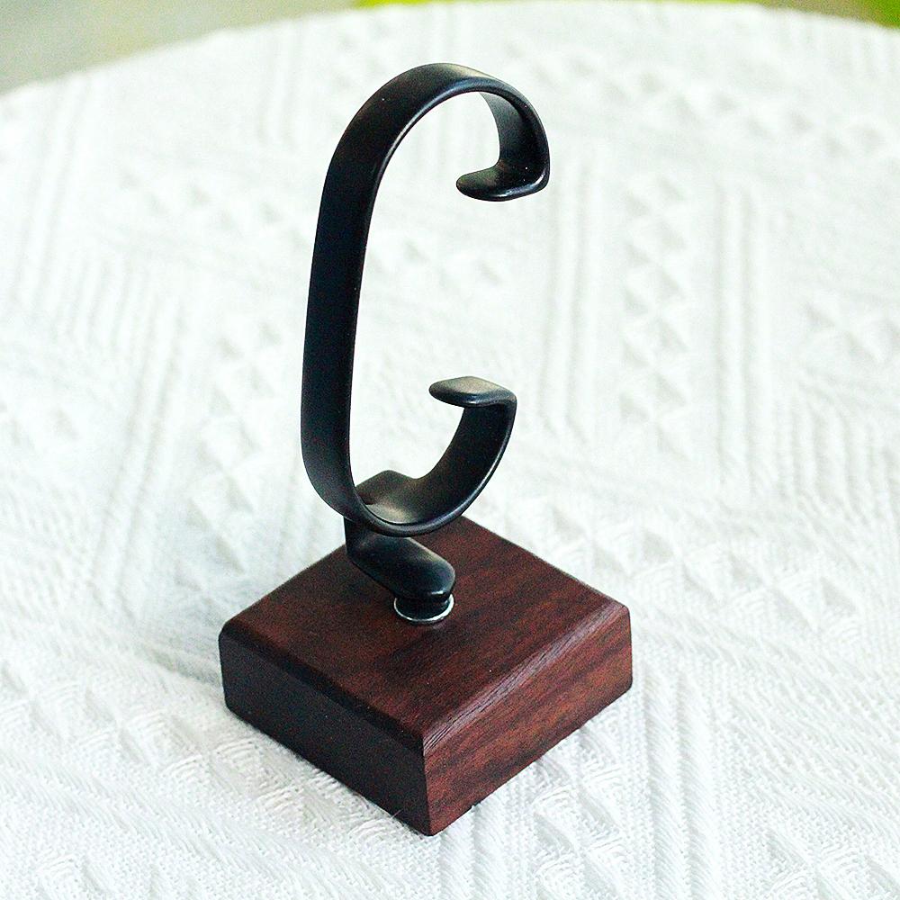 

Дерев яна підставка для годинників та ювелірних виробів з чорного горіха