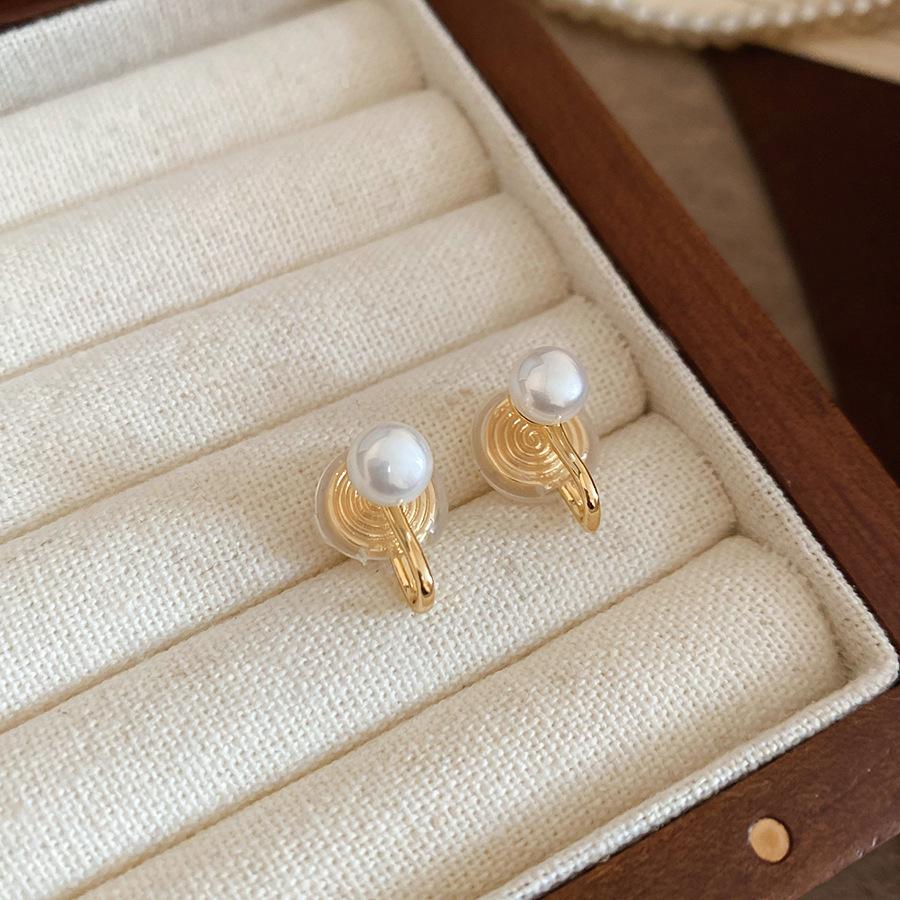 

Pearl simple mosquito coil disc ear clips French court style temperament stud earrings, earrings, light luxury earrings for women