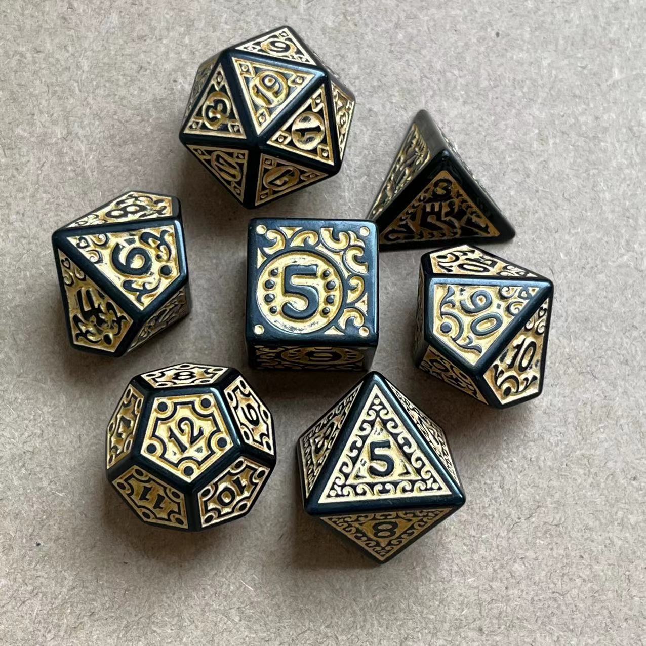 

7 шт./компл. набор цифровых кубиков с выдолбленным рисунком для DND Cthulhu TRPG COC, беговая группа, настольная игра, набор кубиков Dnd, набор кубиков с номерами золотой