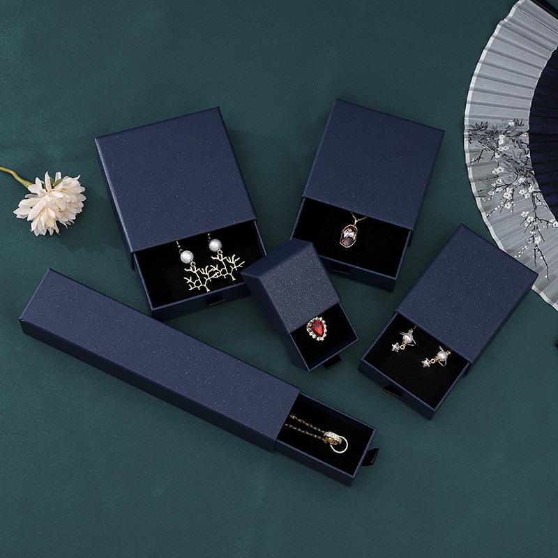 Schwarze Schmuckschatulle für Ringe, Halsketten, Ohrringe, Anhänger und Armbänder - Elegante Geschenkverpackung