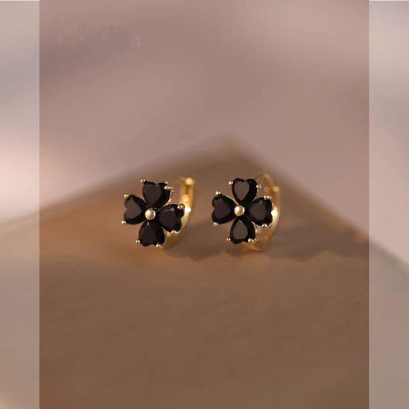 

Серьги-цветы из красного циркония: Элегантный, нишевый дизайн для женщин, идеально подходящий для китайского Нового года и весенне-летней моды».