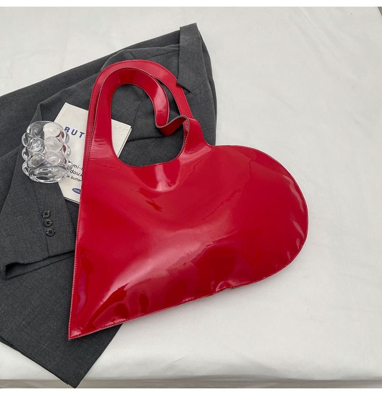 

Женская сумка 2025 новая нишевая сумка под мышкой женская модная на плечо женская сумка креативная универсальная сумочка в форме сердца красный