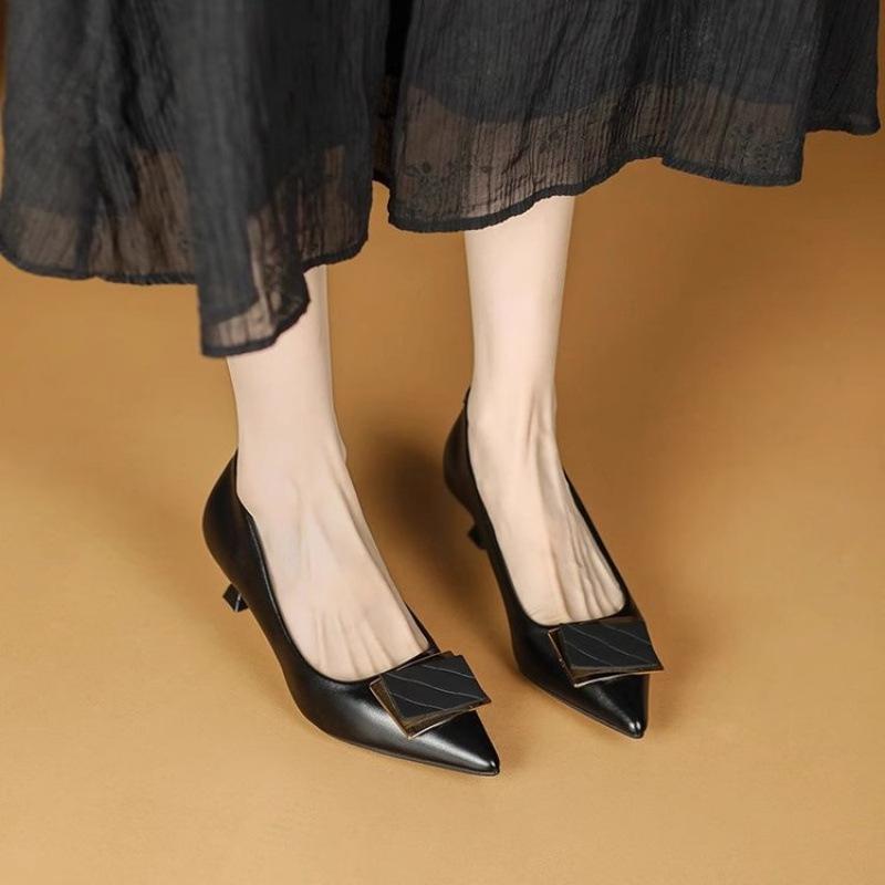 

2025 spring women s new French light mouth single shoes beige pointed thin heels girls commuter work shoes are not tired 34 чорний