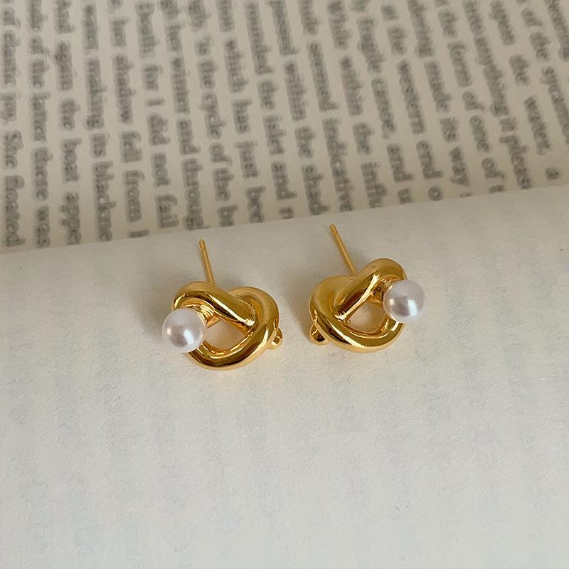 Kolczyki Sztyfty Węzeł Serca z Pereł - Unikalny, Uniwersalny Dodatek Mody dla Kobiet