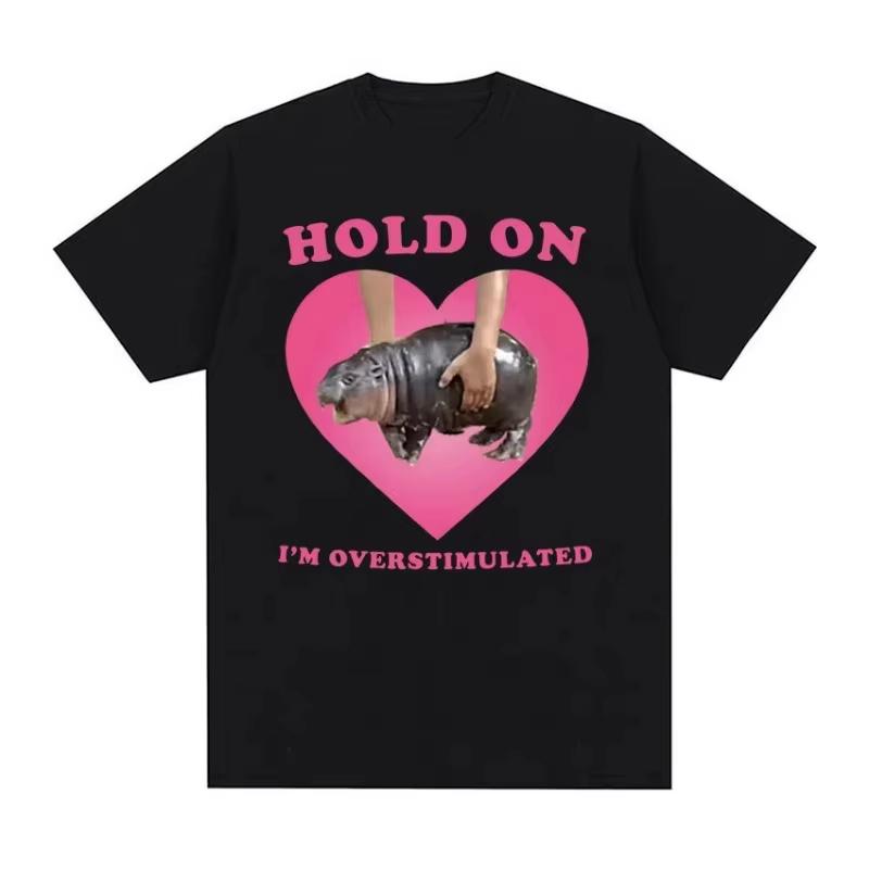 2026 Moo Deng Hold on Im Overstimulated Pink Heart Baby Hippo Funny Meme T Shirt Unisex Women Vintage Harajuku Cotton Summer S