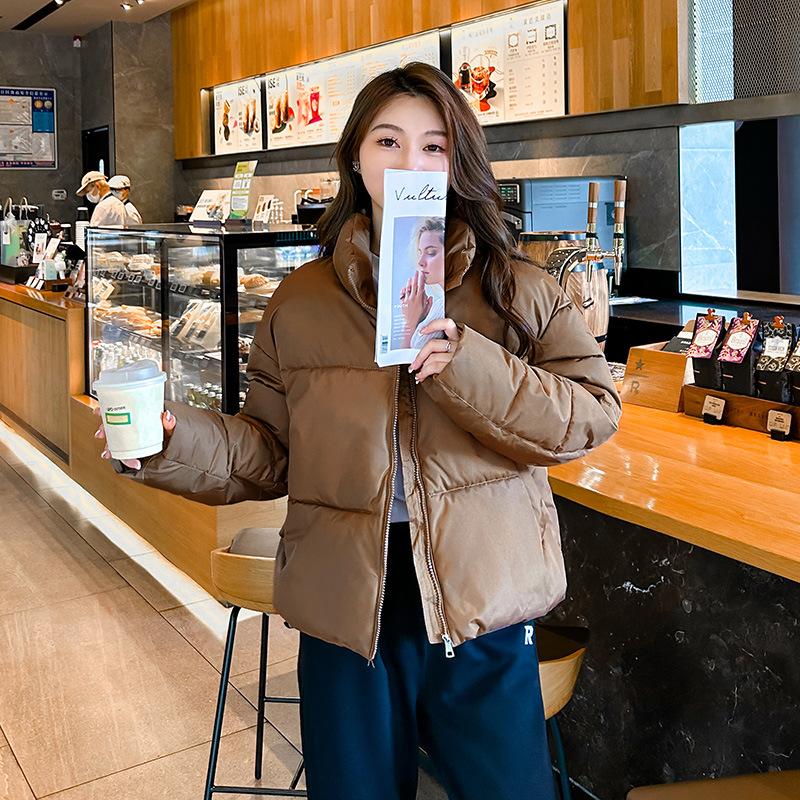 

Женское хлопковое пальто с подкладкой 2025 Зима Новое Универсальное Свободное в Корейском Стиле Куртка с Подкладкой Воротник-стойка Толстое Пальто-багет Женская Верхняя Одежда Защита от Холода XXL кофейный