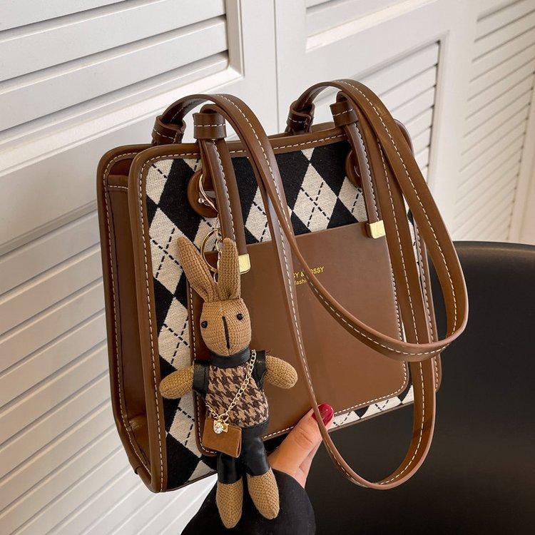 Portable women's bag 2026 new diamond women's bag textured commuter shoulder bag fashionable and simple ins tote bag