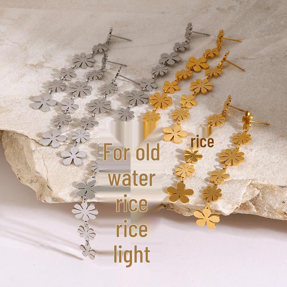 

Classic 18K Gold Stainless Steel Cutout Daisy Earrings