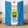 Fotbalová deka Manchester Crest z flanelu, měkký polyester, moderní design, celoroční pro kempování, cestování, dárky k svátkům nebo narozeninám