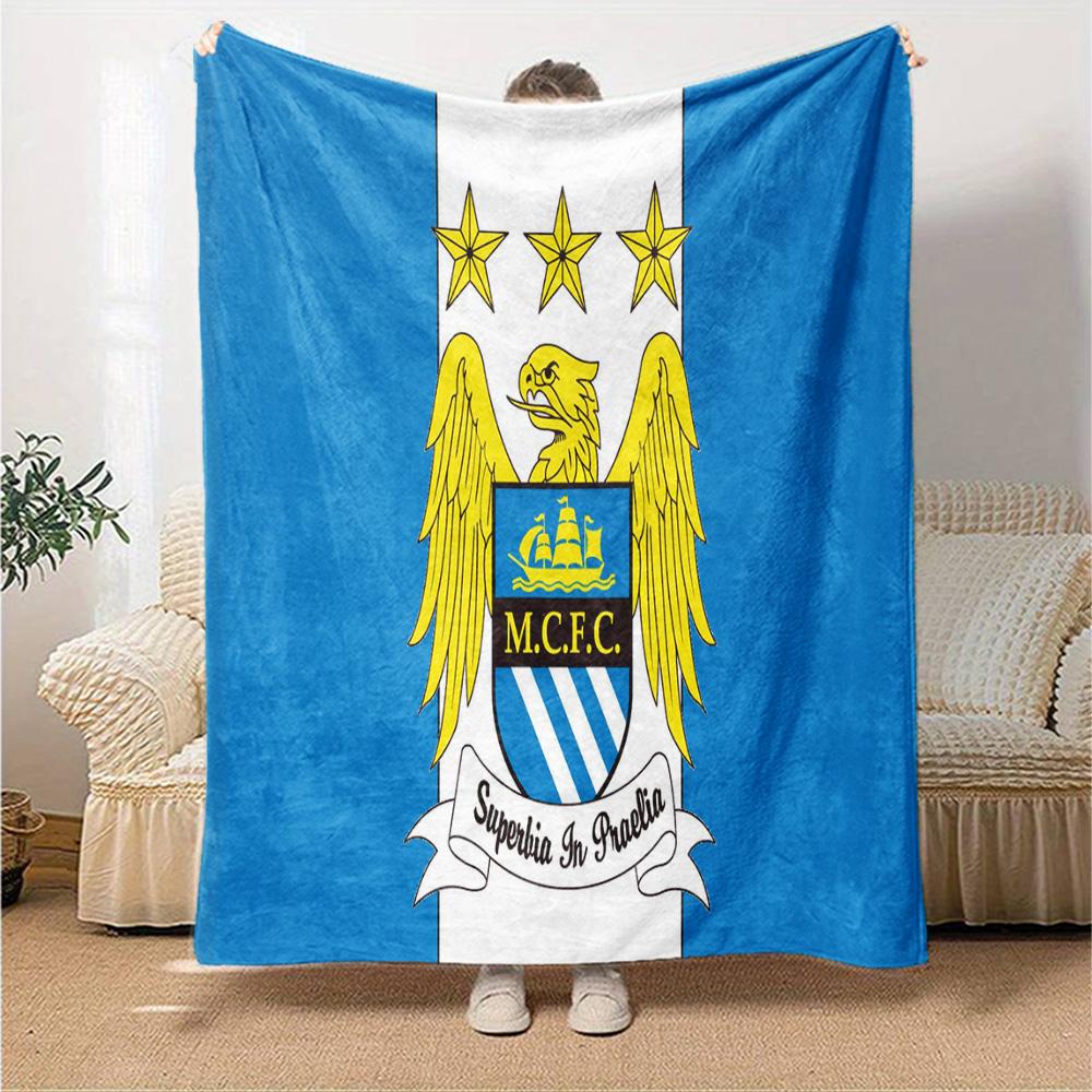 Fotbalová deka Manchester Crest z flanelu, měkký polyester, moderní design, celoroční pro kempování, cestování, dárky k svátkům nebo narozeninám