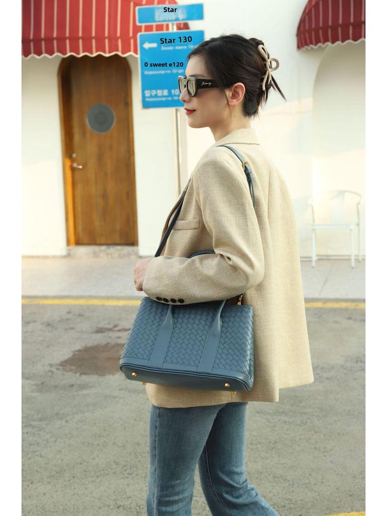 Handgewebte Umhängetasche aus echtem Schaffell für Damen mit großem Fassungsvermögen