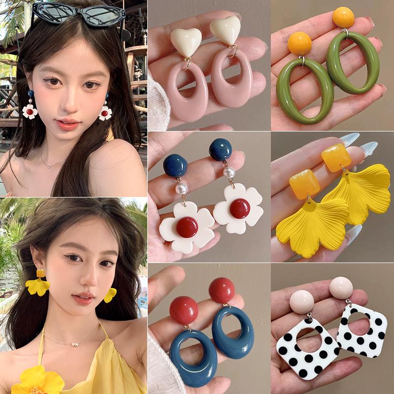 2025 New Retro Hong Kong Style Colorful Earrings: Luxury, High-End Studs, Exaggerated Fashion for Women