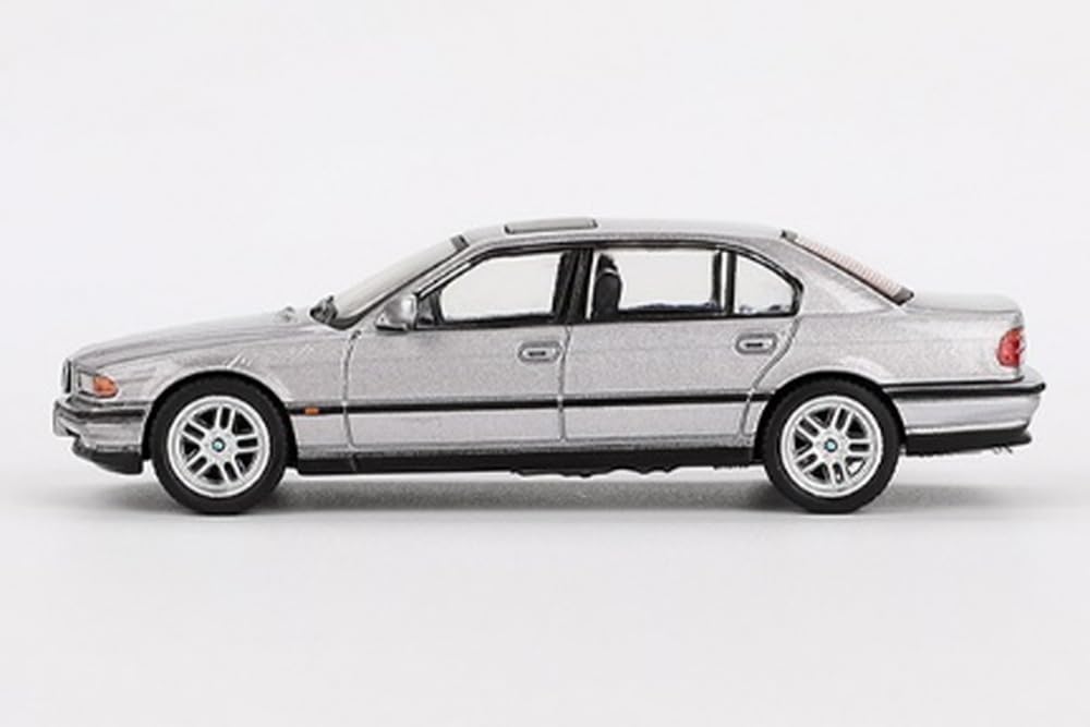 MINI GT BMW 750IL Aspen Silver Metallic Hotový model 1/64 (Levostranné řízení)