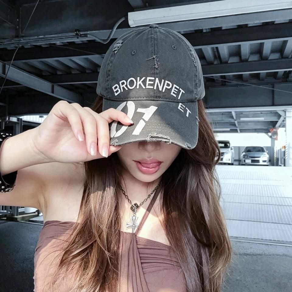 American retro letter ripped baseball cap for men and women, four seasons street tide with face small fashion couple cap