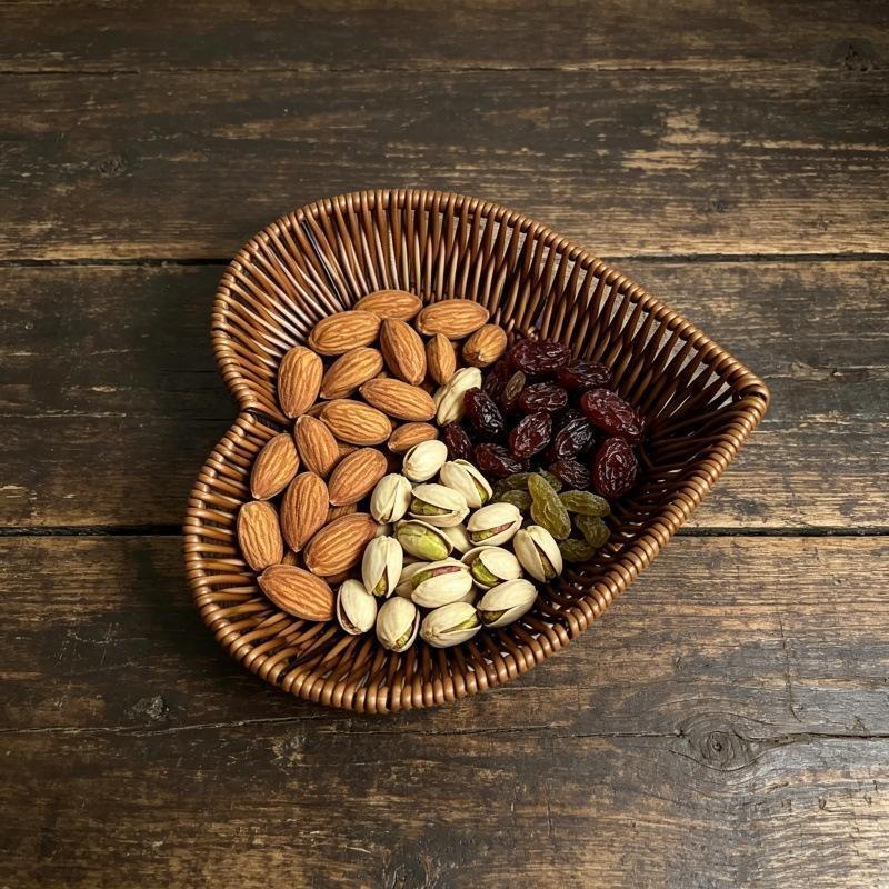 Heart-Shaped Woven Storage Basket Multi-Uses Simulation Rattan Desktop Baskets For Bread Fruit Restaurant Serving Display Basket