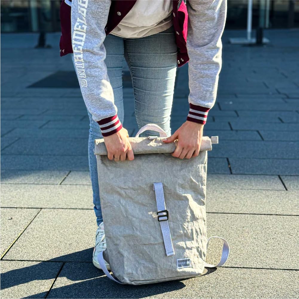 [PAPER&SONS] Kraftpapier-Rucksack, 22-28L, Kiefer, Hergestellt aus FSC-Kraftpapier, Made in Germany, Wasserabweisend, Leicht, Vegan, Großes Fassungsvermögen, mit