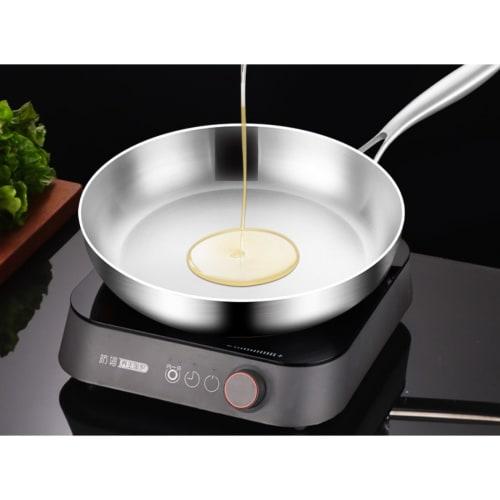 The stainless steel frying pan is non-stick, durable, lightweight, dishwasher safe, and non-toxic. (26cm)