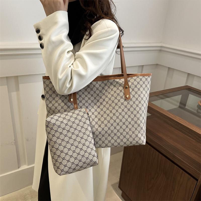 2025 new trendy personalized commuter portable tote bag beautiful niche design light luxury temperament shoulder armpit bag