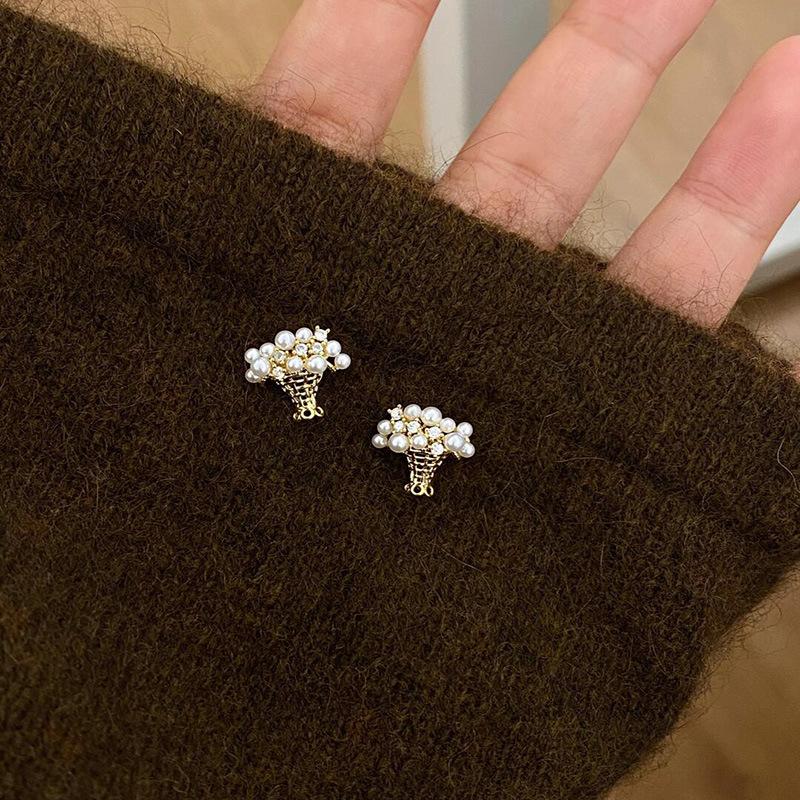 Pearl hollow flower basket earrings exquisite small simple stud earrings fashion light luxury personalized earrings
