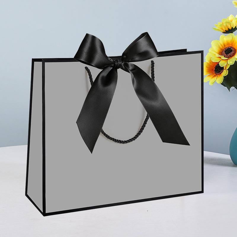 Geschenk-, Kosmetik- und Einkaufs-Papiertüten mit Schleifengriffen