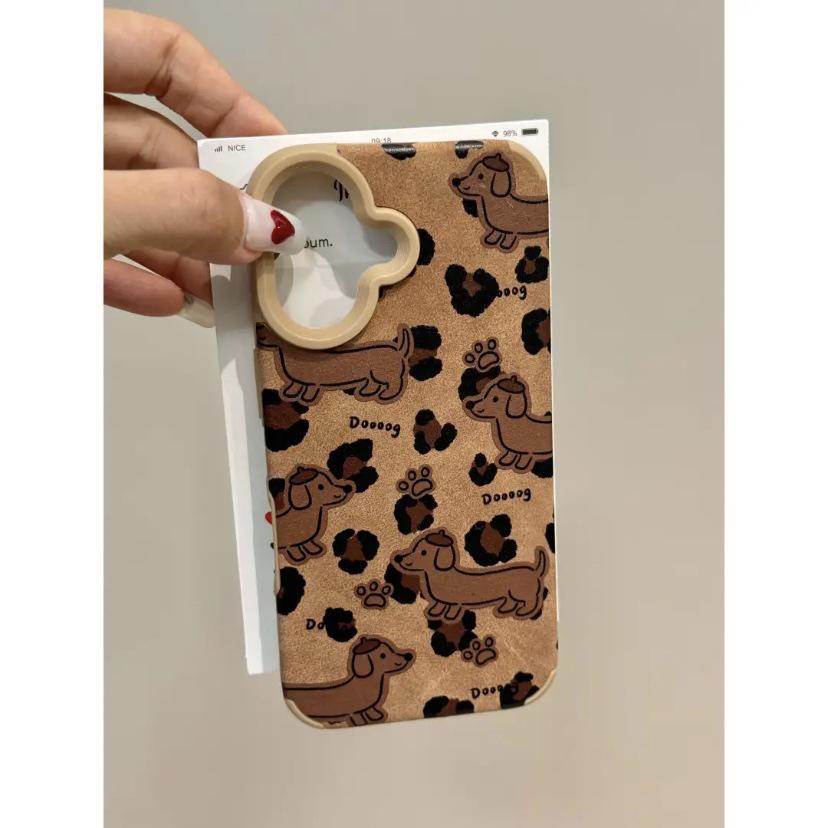 Autumn and Winter Leather Full Screen Footprints, Sausage Dog Suitable for IPhone16 Mobile Phone Case 15promax Apple 14/13 Protection