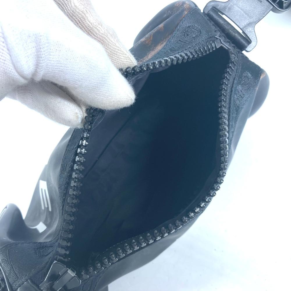 Chanel Bolsa de Ombro Cilíndrica com Logo Esportivo borracha Preto/Branco
