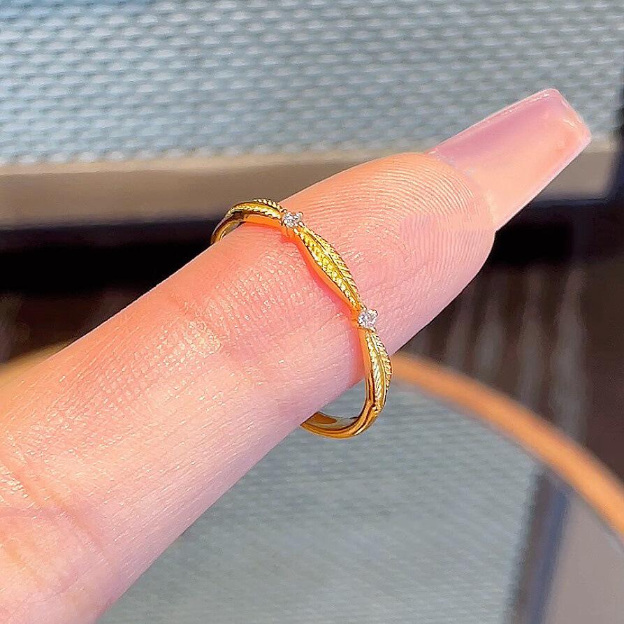 Pozłacany pierścionek otwarty z piórkiem i napisem Love: Luksusowy pierścionek dla par damski, dodatek o wysokiej klasy designie