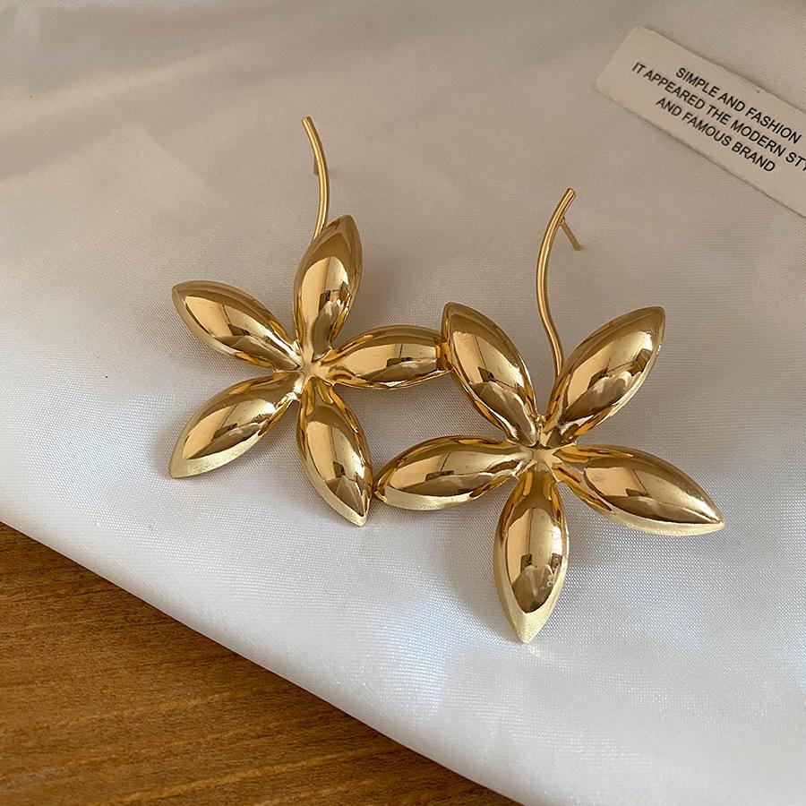 

European and American silver needle smooth flower star pendant earrings simple fashion earrings light luxury high-end earrings women
