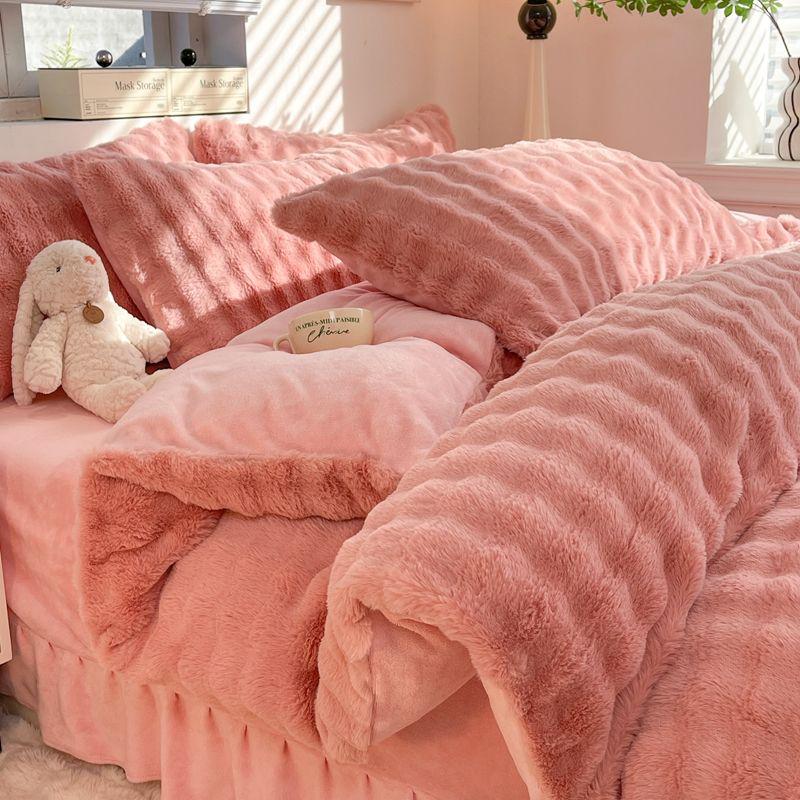 

Роскошный бархатный комплект постельного белья из кроличьего меха - Включает юбку для кровати из молочного бархата, пододеяльник и фланелевые простыни для зимнего комфорта. 1.2m Bed Set (150x200 Duvet) - 3 Pieces