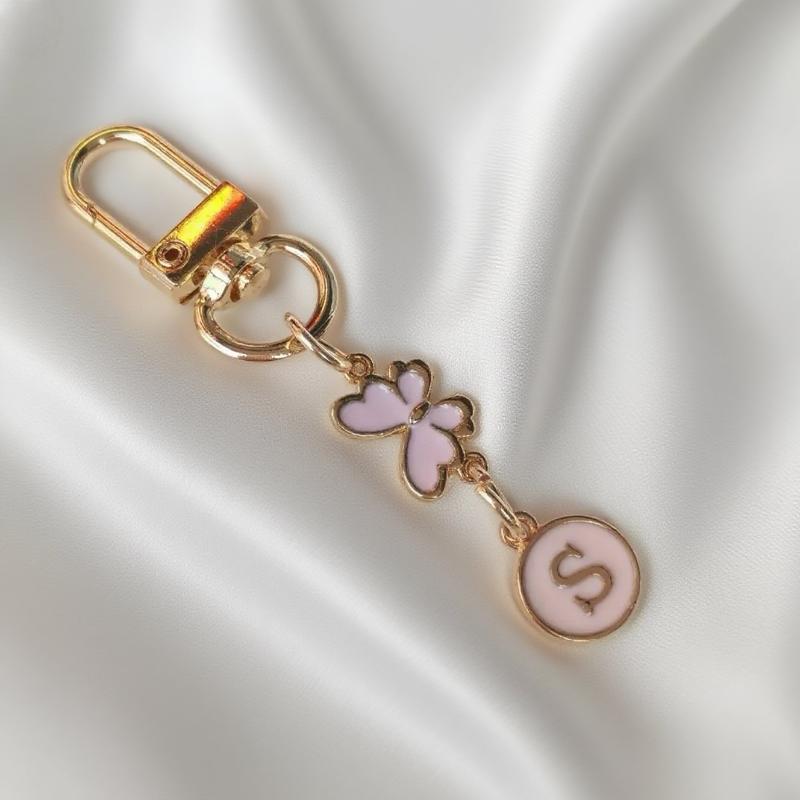 Metal Pink Butterfly Letter Keychain Fashion A-Z Initials Letter Keyring Car Key Holders Bag Pendant Hanging Decor Couple Gift