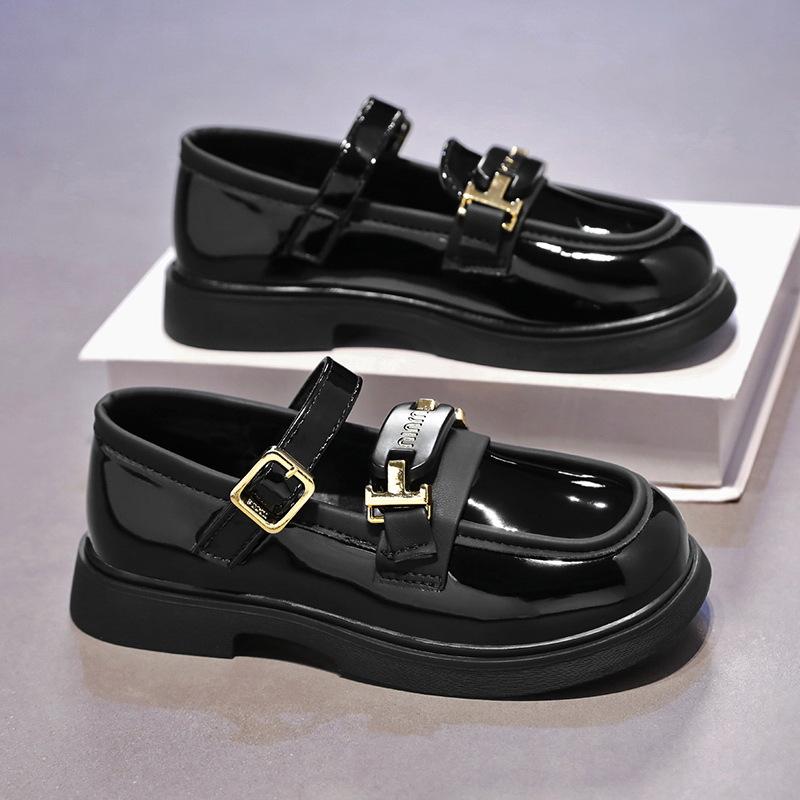 Žáci nižšího sekundárního vzdělávání, žáci základního vzdělávání, bílé a černé malé kožené boty, japonské dívky, dětské školní uniformy, etiketa, pr