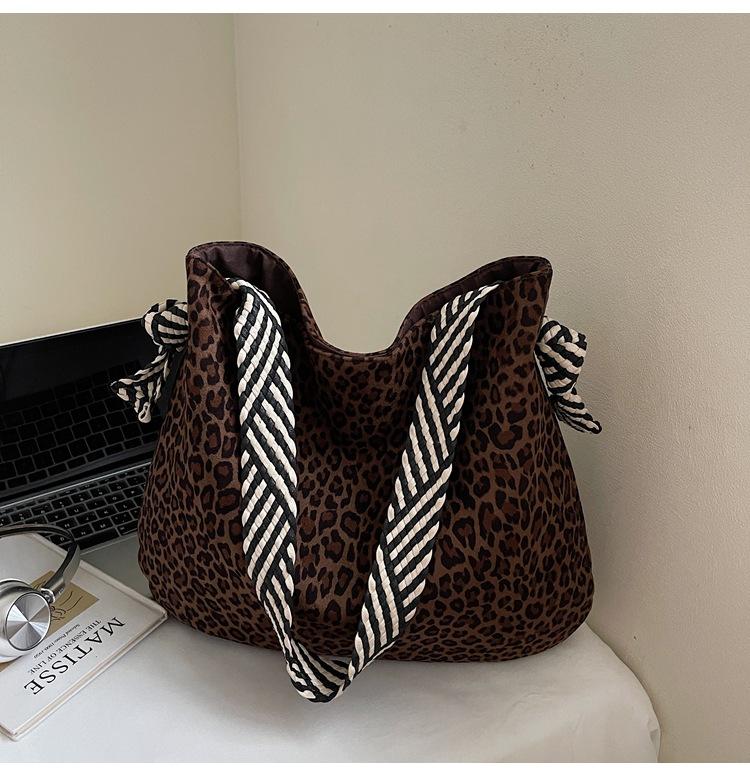 

Large capacity leopard print tote bag women s 2025 new fashion retro casual messenger bag tote bag canvas bag