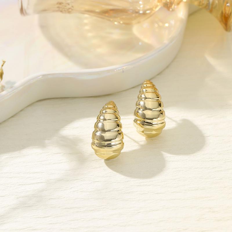 Yunjin stud earrings, high-end earrings, fashionable atmosphere, exaggerated vacation style earrings, fish tail shell earrings.